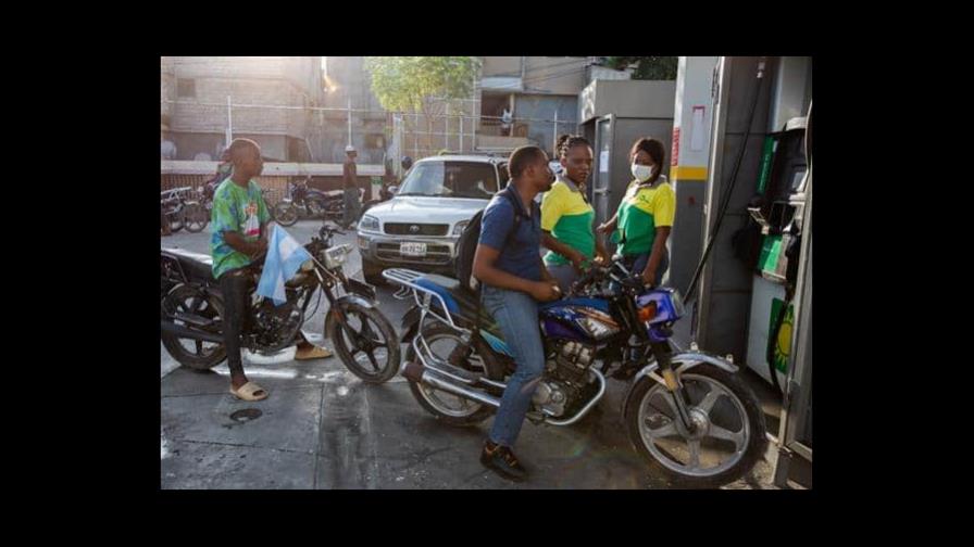 El combustible vuelve a las gasolineras en Haití, aunque a precios más altos