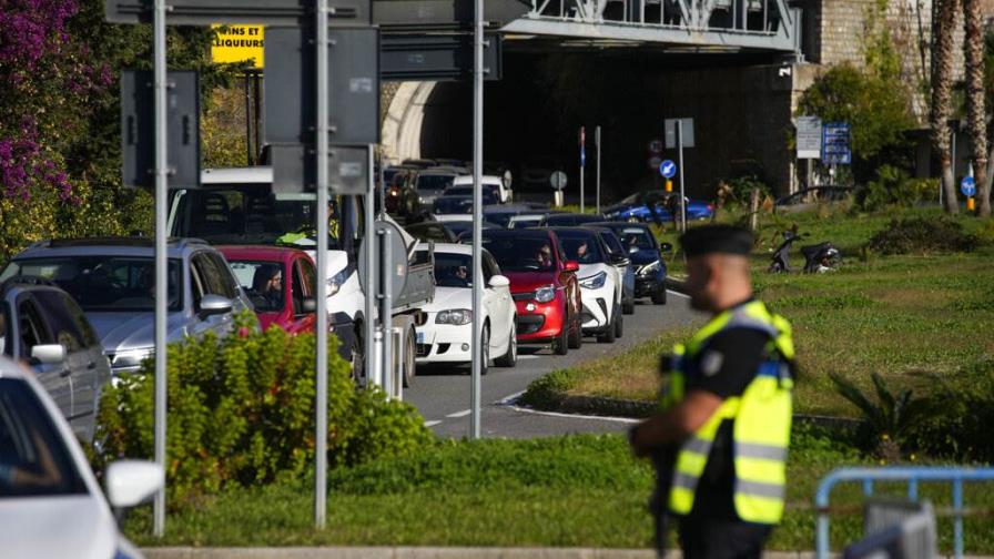 Francia refuerza control fronterizo ante política de Italia