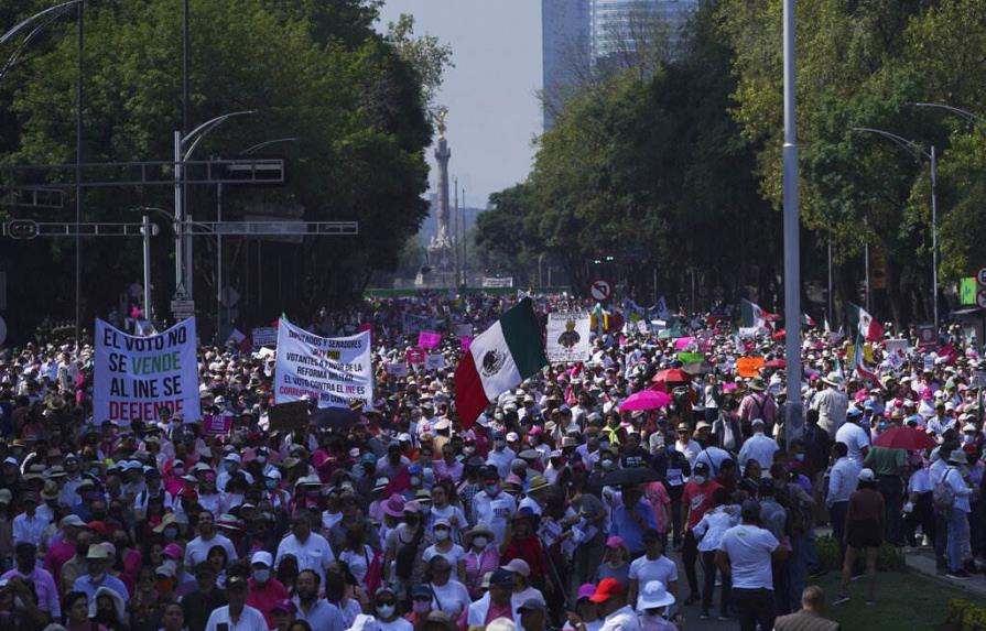 Miles de mexicanos marchan contra reforma electoral y AMLO
