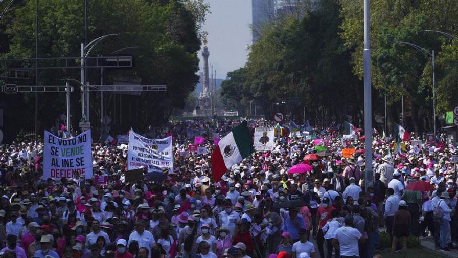 Miles de mexicanos marchan contra reforma electoral y AMLO