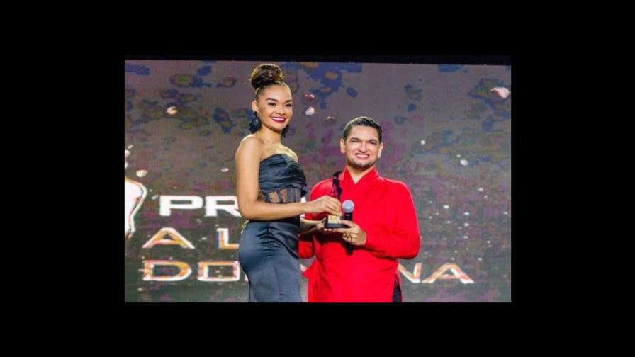 Mánnelik Ortega recibe su segundo premio como mejor diseñador emergente