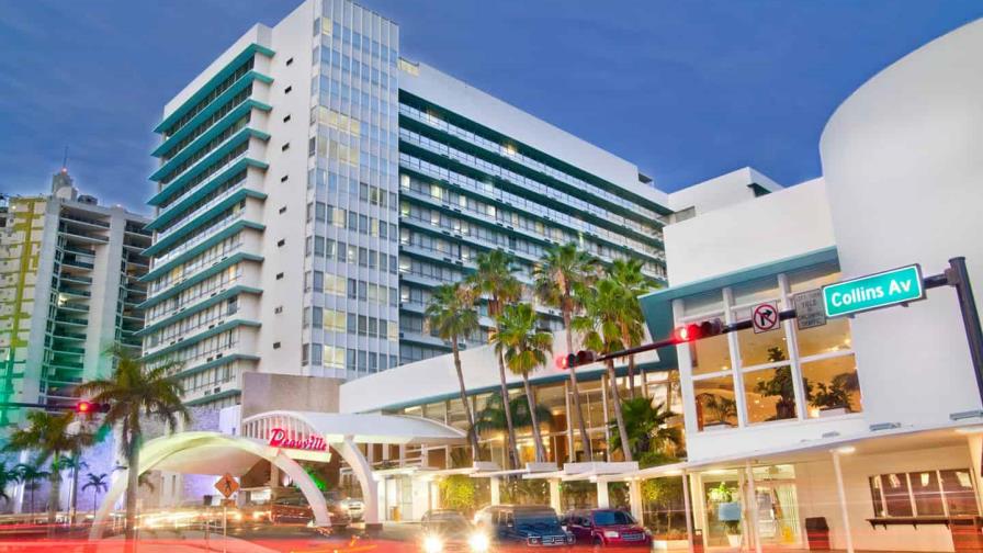 El Deauville, un hotel icónico de Miami Beach, se hace humo
