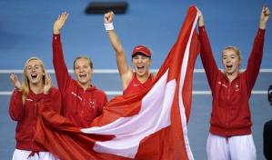 Suiza derrota a Australia y alza la Copa Billie Jean King