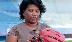 VIDEO | La árbitra Janet Moreno triunfa en un terreno exclusivo para hombres en Cuba