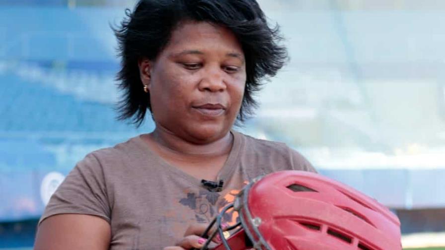 VIDEO | La árbitra Janet Moreno triunfa en un terreno exclusivo para hombres en Cuba