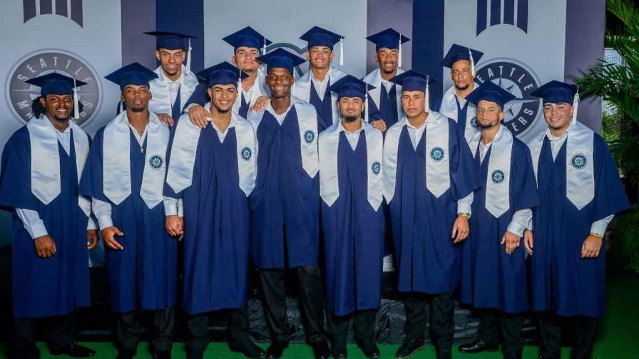 Prospectos se gradúan de bachiller en academia de Marineros de Seattle