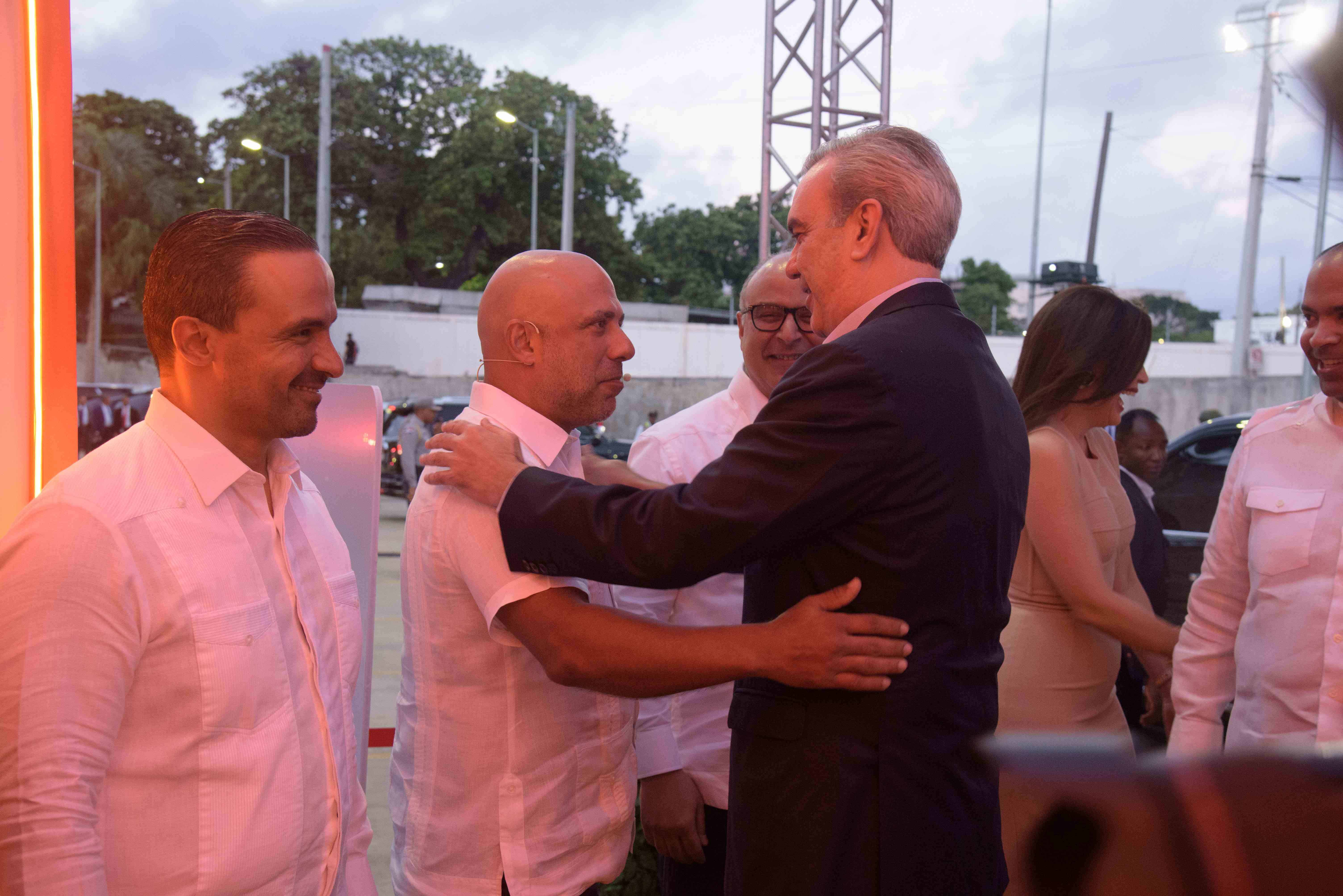 Momento en el que el presidente de la República Luis Abinader saluda la línea de recibo.