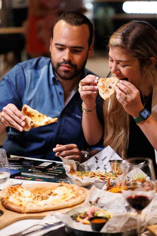 Vi´ctor Arias y Beatriz Abud.