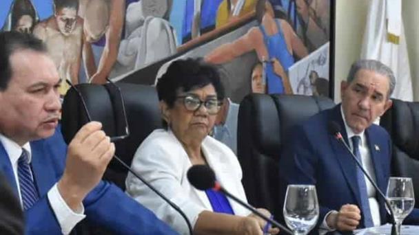 Excluyen de comisión que discute normativa sobre docentes de excelencia a los que se oponen a cambiarla