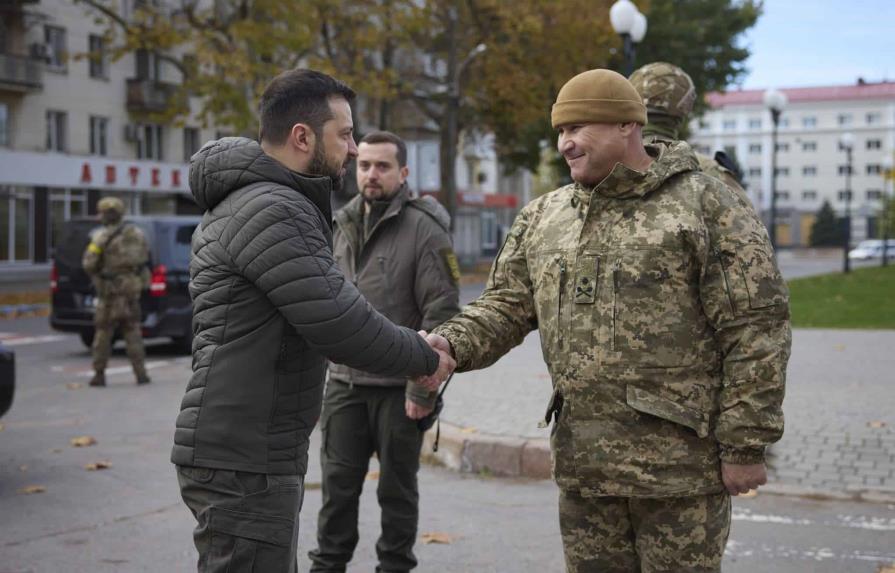El presidente de Ucrania visita la ciudad liberada de Jersón