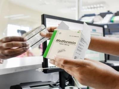 Afiliados Senasa esperan horas para aprobación medicamentos farmacias