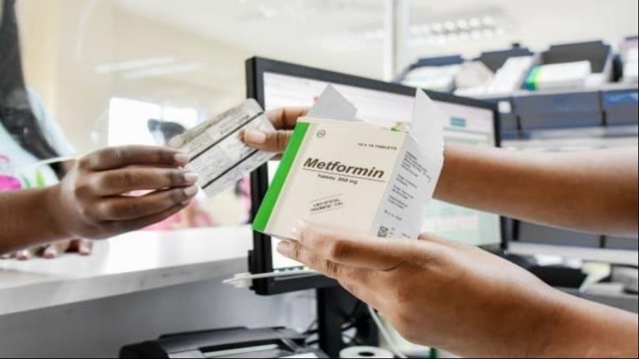 Usuarios de Senasa enfrentan largas esperas para comprar medicamentos Usuarios de Senasa enfrentan largas esperas para comprar medicamentos