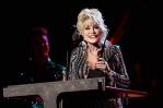 Dolly Parton recibe premio por U$ 100 millones de Jeff Bezos para obras benéficas
