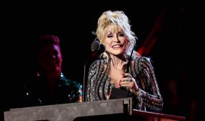 Dolly Parton recibe premio por U$ 100 millones de Jeff Bezos para obras benéficas