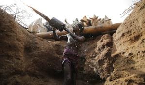 Los pastores de Kenia buscan agua y esperanza bajo tierra