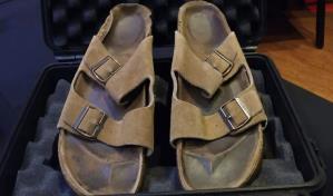 Sandalias de Steve Jobs se venden por casi 220,000 d&oacute;lares