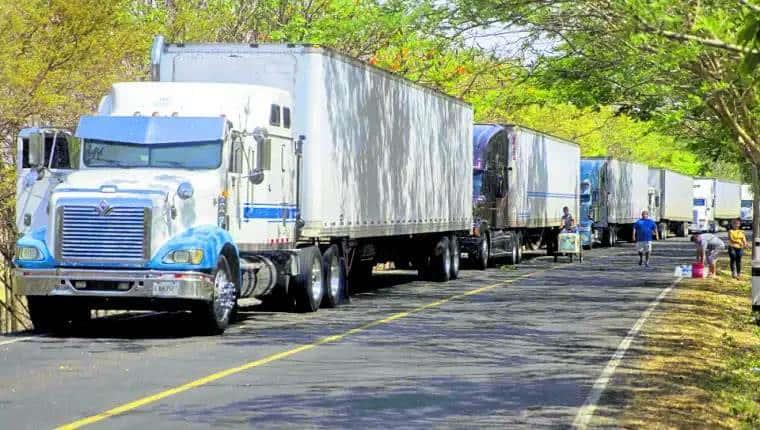 Transportistas protestan por alza en combustibles en Guatemala