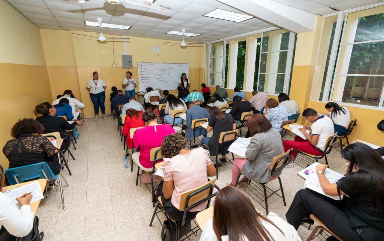 Participantes mientras toman prueba 