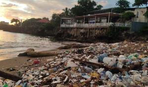 La basura vuelve a adornar la playa Montesinos en el Distrito Nacional