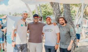Jornada de limpieza en Playa Montesinos de las academias de los equipos de Major League Baseball