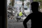 Migrantes latinoamericanos reconstruyen la zona devastada por Ian en Florida