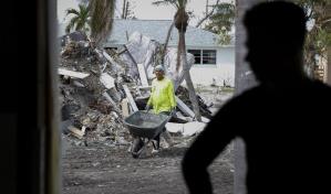 Migrantes latinoamericanos reconstruyen la zona devastada por Ian en Florida