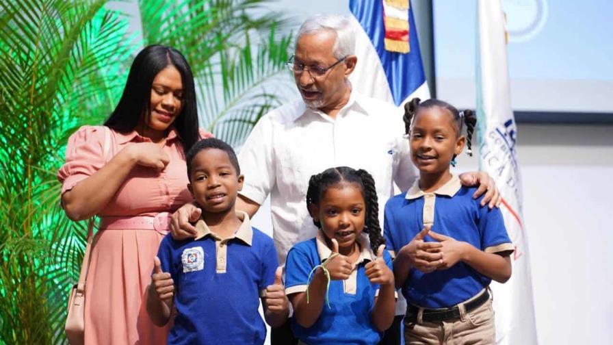 Ministerio de Educación lanza plan para alfabetización de niños en la etapa inicial Ministerio de Educación lanza plan para alfabetización de niños en la etapa inicial