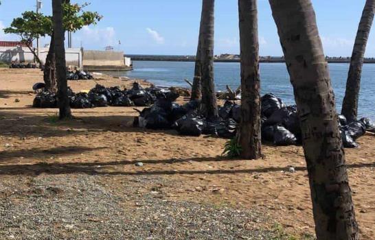Alcaldía del DN recoge basura en playa Montesinos, tras publicación de DL
