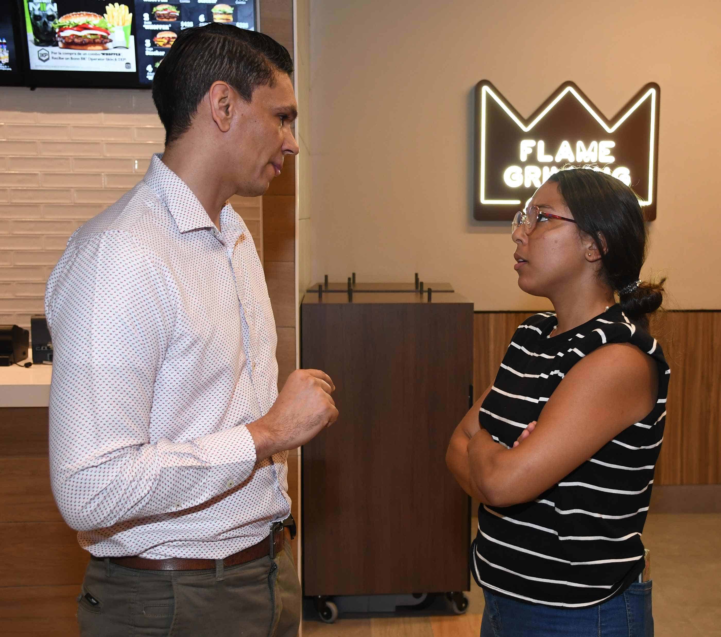 Alberto Del Jesús y Gabriela Mateo, conversando. animadamente <br><br>