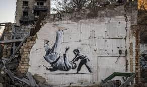 Banksy pinta siete murales en Ucrania