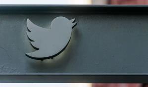 El "check" azul de Twitter premia el odio y la desinformación