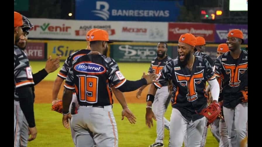 Valdez y Adames guían a los Toros a la victoria Valdez y Adames guían a los Toros a la victoria