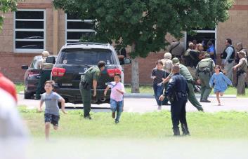 Matanza en Uvalde: audio revela que la policía sabía que había niños vivos