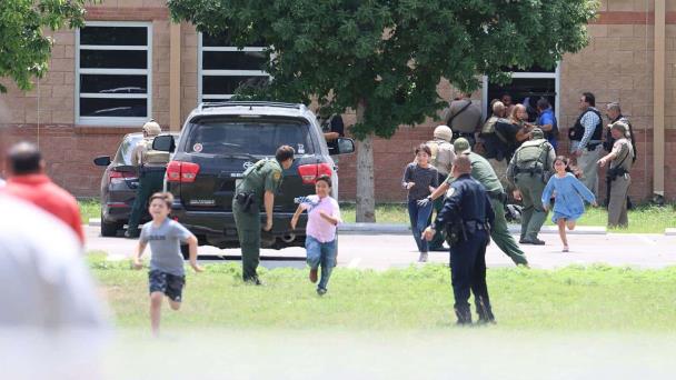 Matanza en Uvalde: audio revela que la policía sabía que había niños vivos