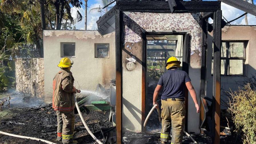 Dos bomberos resultaron lesionados al sofocar incendio en hotel Be Live Canoa en Bayahíbe