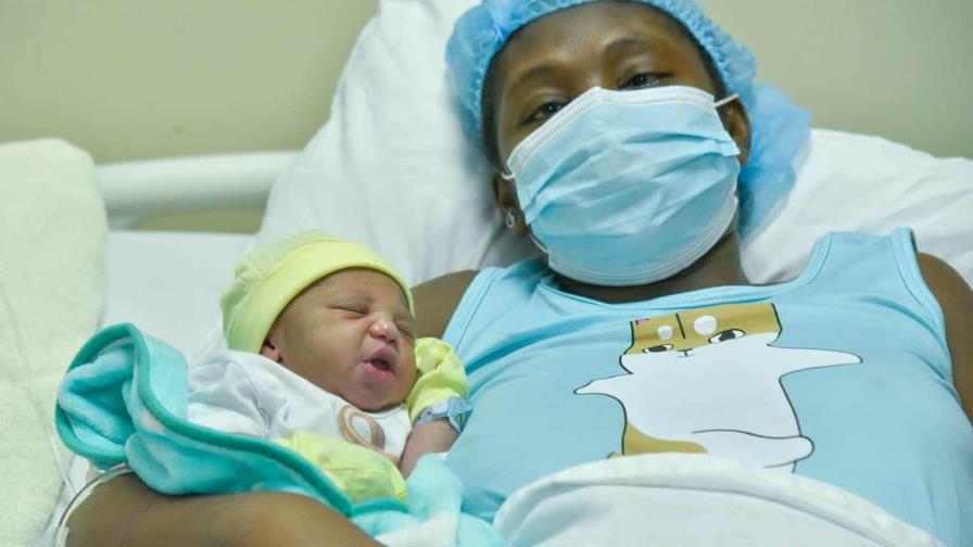 Madre del bebé 8,000 millones nacido en República Dominicana solicita ayuda