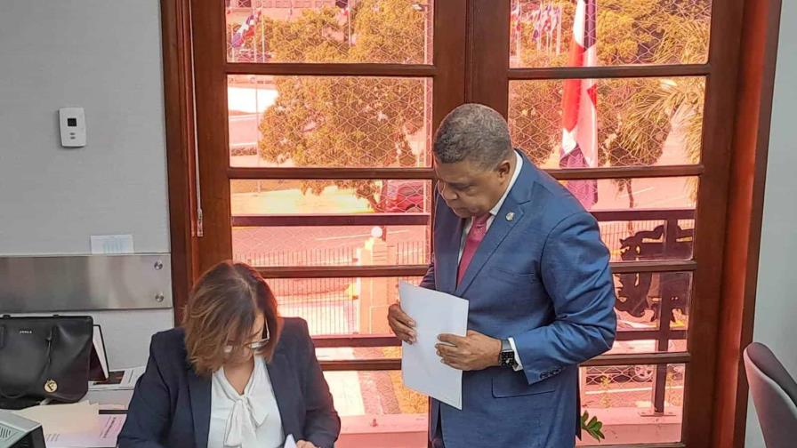 Diputados del PLD buscan por ley proteger a los ciudadanos que denuncien corrupción Diputados del PLD buscan por ley proteger a los ciudadanos que denuncien corrupción