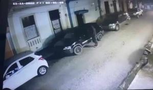 Encapuchado roba yipeta que estaba estacionada en calle de la Zona Colonial