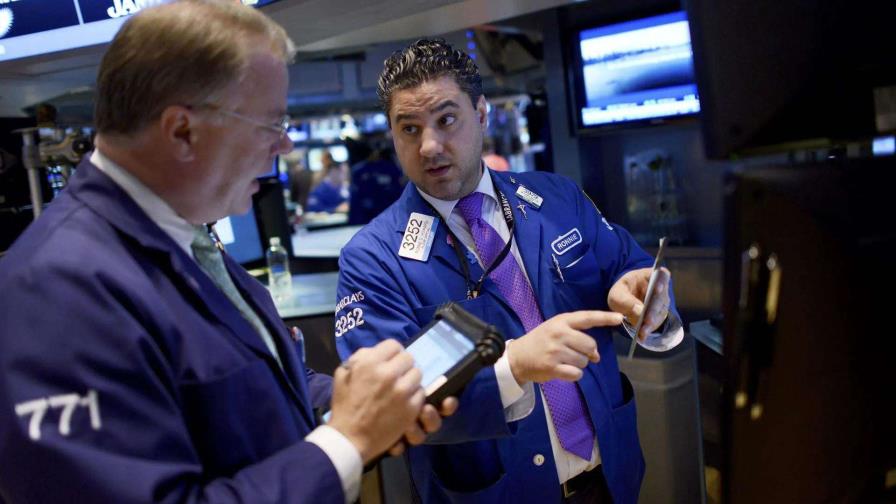 Wall Street abre con leves pérdidas una semana después de jornada de caos en las bolsas