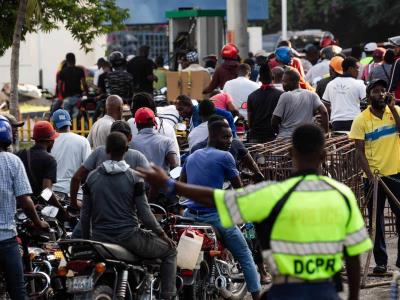 Gobierno niega escasez de combustible en Haití