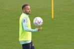 Neymar entrena con Brasil tras un retraso en su vuelo