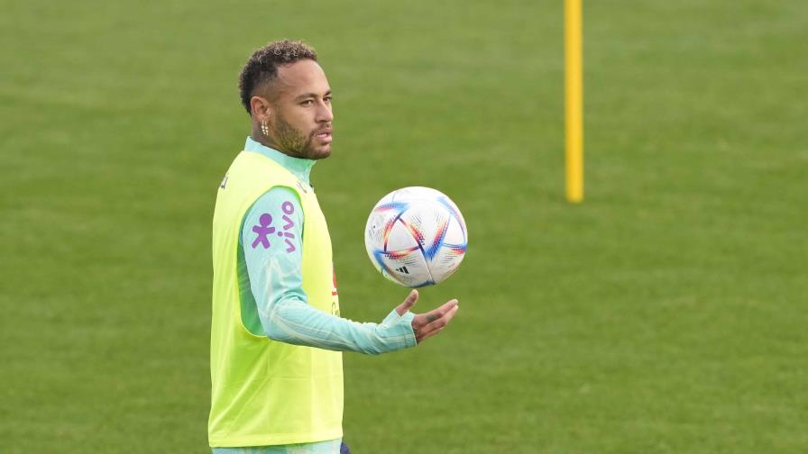 Neymar entrena con Brasil tras un retraso en su vuelo
