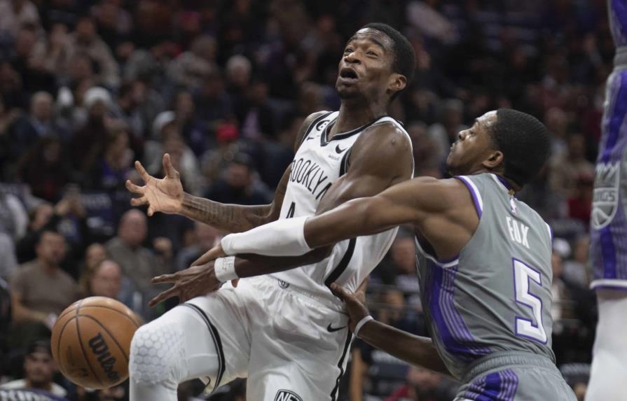 VIDEO | Kings arrollan a Nets para su cuarto triunfo seguido
