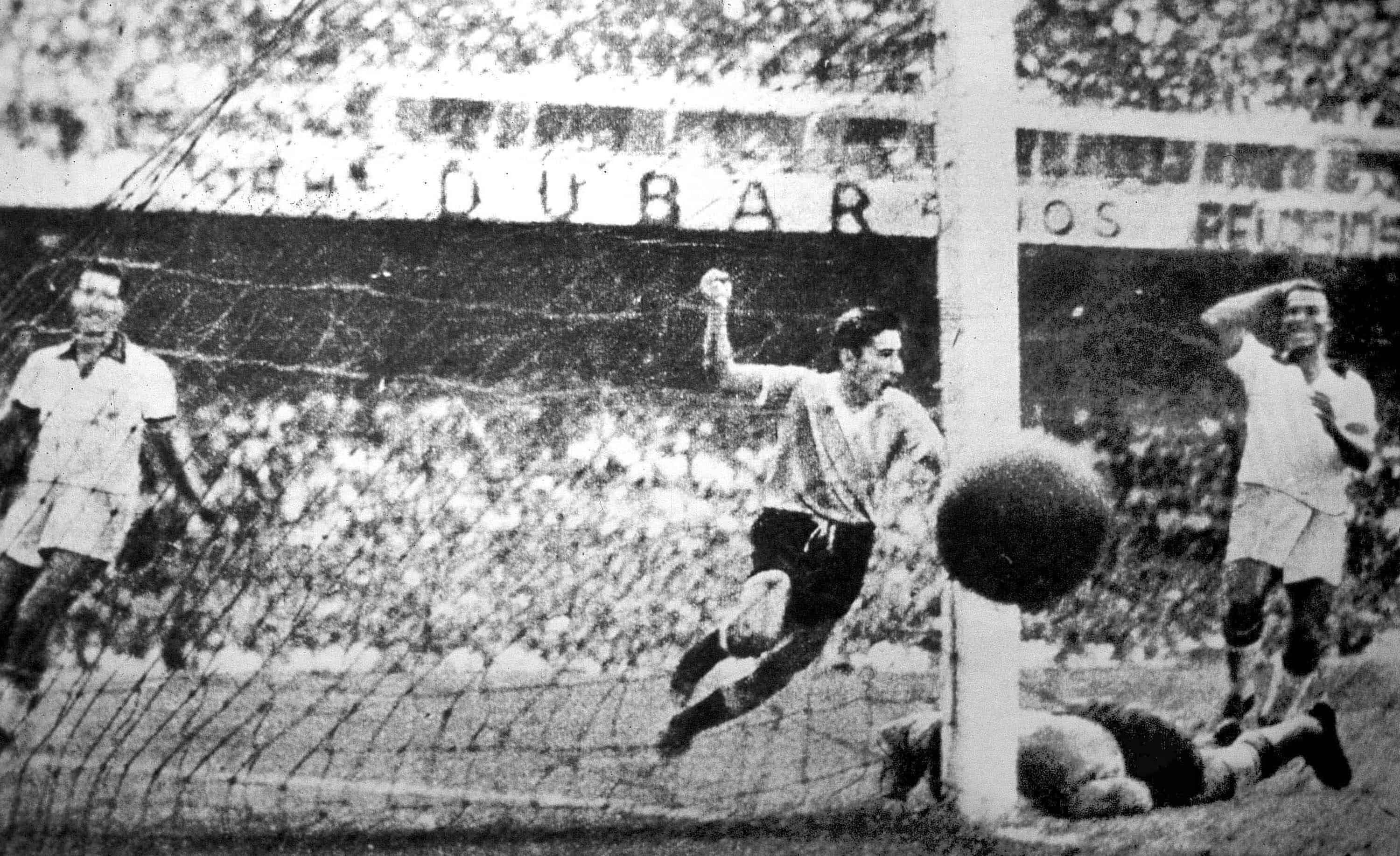 El jugador uruguayo Ghiggia anota durante el partido de fútbol final de la Copa del Mundo contra Brasil, en el estadio Maracaná de Río de Janeiro, Brasil, el 16 de julio de 1950. Uruguay ganó 2-1 un partido que pasó a la historia como el Maracanazo