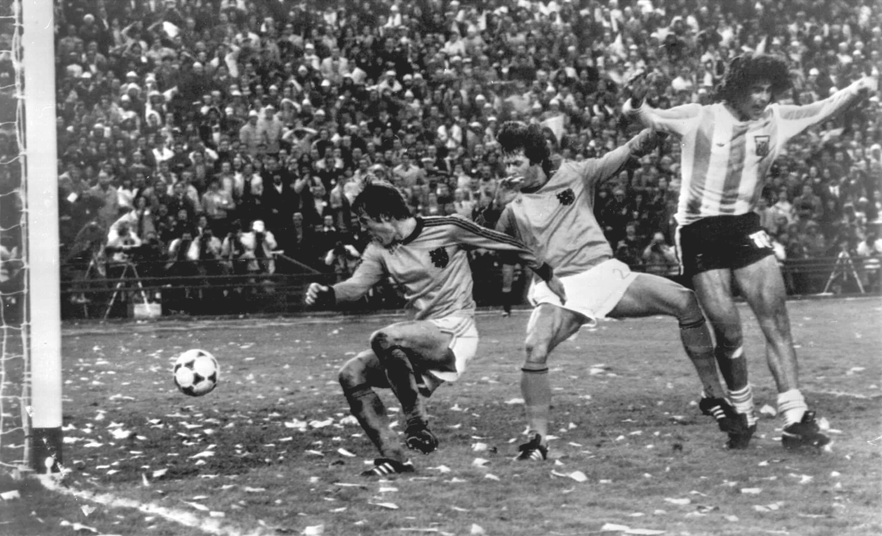 Mario Kempes de Argentina, a la derecha, celebra, luego de anotar el segundo gol de Argentina contra Holanda, durante su partido de fútbol final de la Copa del Mundo, en el Estadio River Plate, en Buenos Aires, Argentina el domingo, 25 de junio de 1978. Fue el primer Mundial para Argentina.