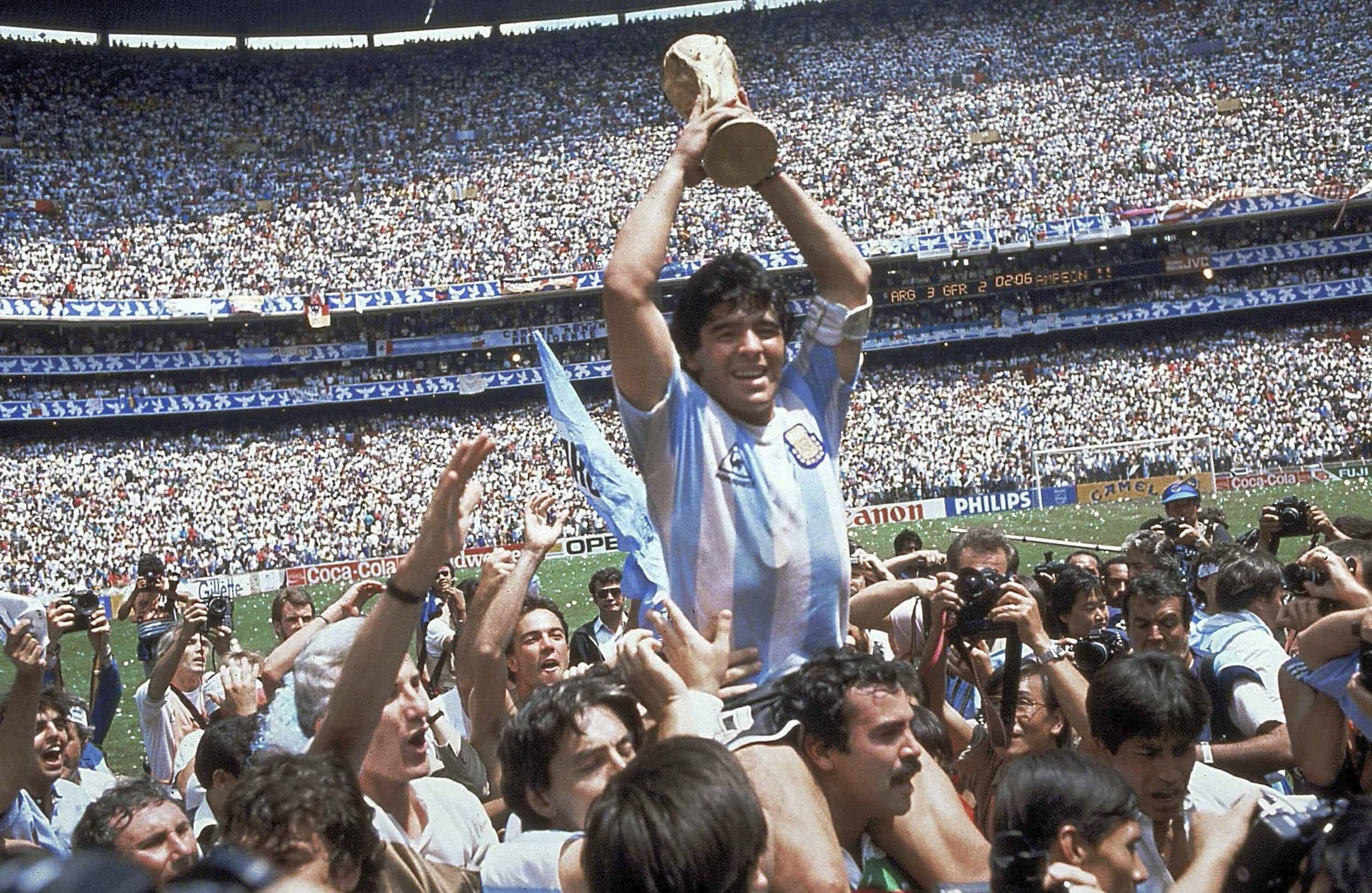 Diego Maradona, sostiene el trofeo, después de que Argentina venciera a Alemania Occidental 3-2 en el partido final de la Copa Mundial de fútbol,  en el Estadio Atzeca, en la Ciudad de México el 29 de junio de 1986.