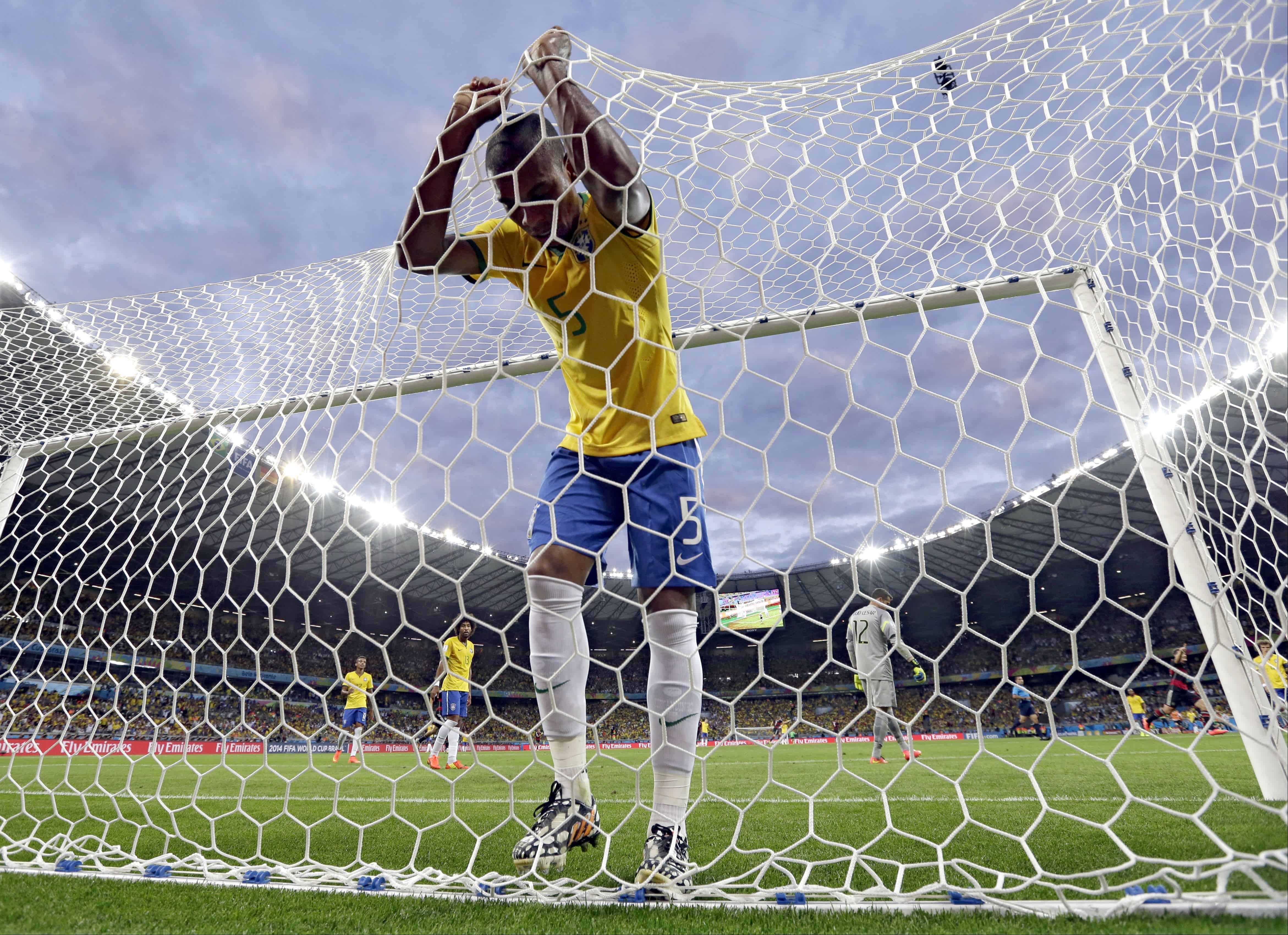 Fernandinho de Brasil reacciona después de que Toni Kroos de Alemania anotó el tercer gol de su equipo durante el partido de fútbol semifinal de la Copa Mundial entre Brasil y Alemania en el Estadio Mineirao en Belo Horizonte, Brasil, el martes 8 de julio de 2014. Alemania ganó el partido 7-1.