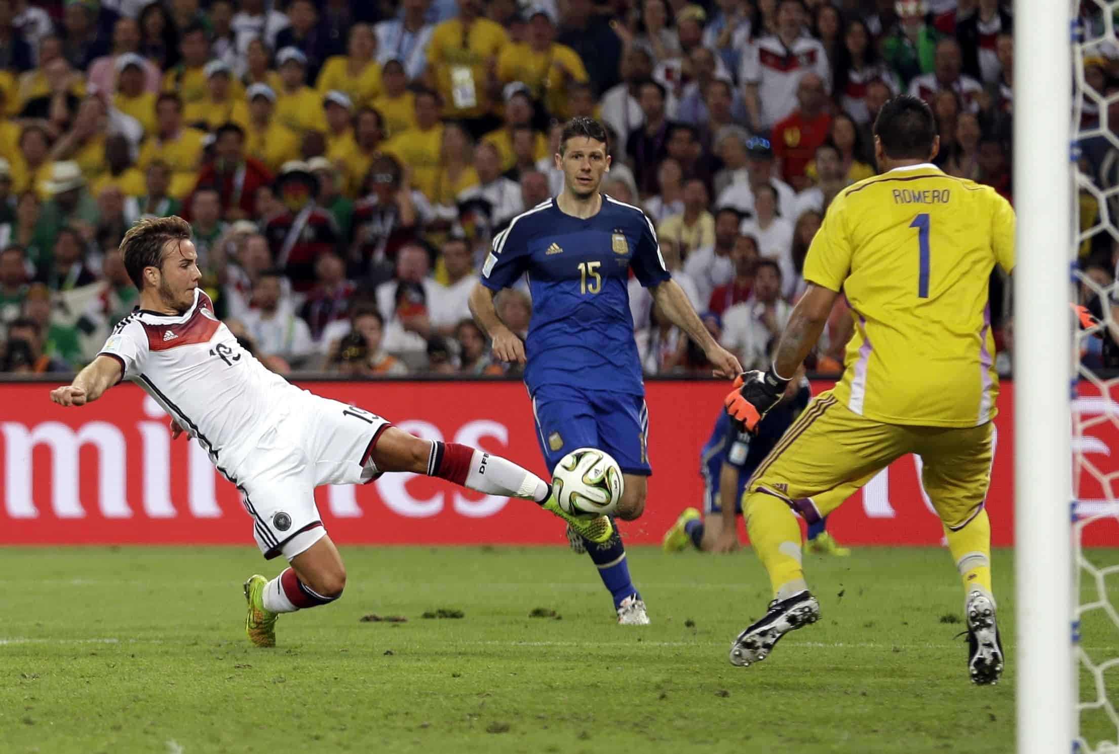 El alemán Mario Goetze anota el primer gol de su equipo en la prórroga contra el portero argentino Sergio Romero durante el partido final de la Copa del Mundo en el estadio Maracaná de Río de Janeiro, Brasil, el domingo 13 de julio de 2014.