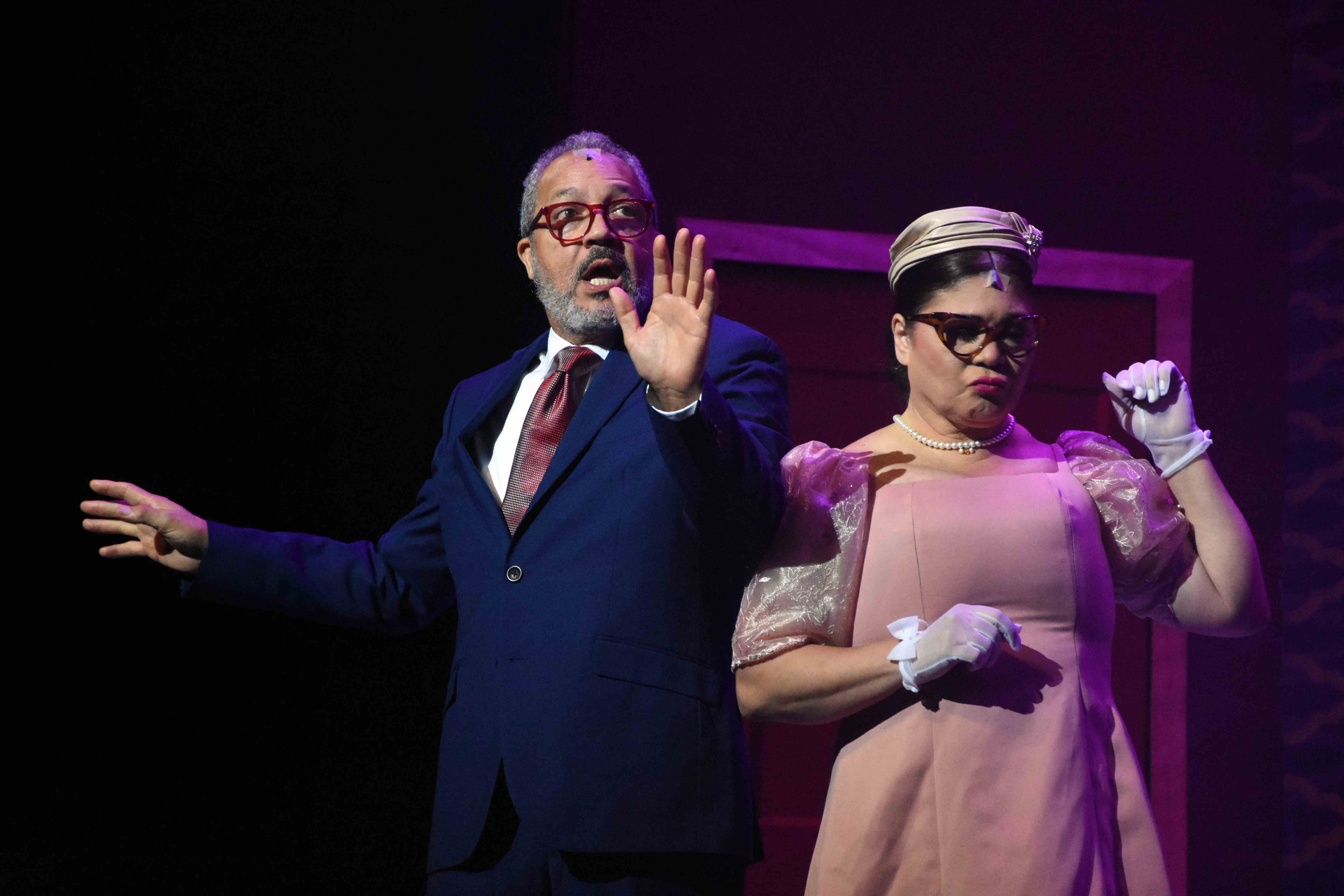 Richard Douglas y Ana Rivas en una escena del musical.