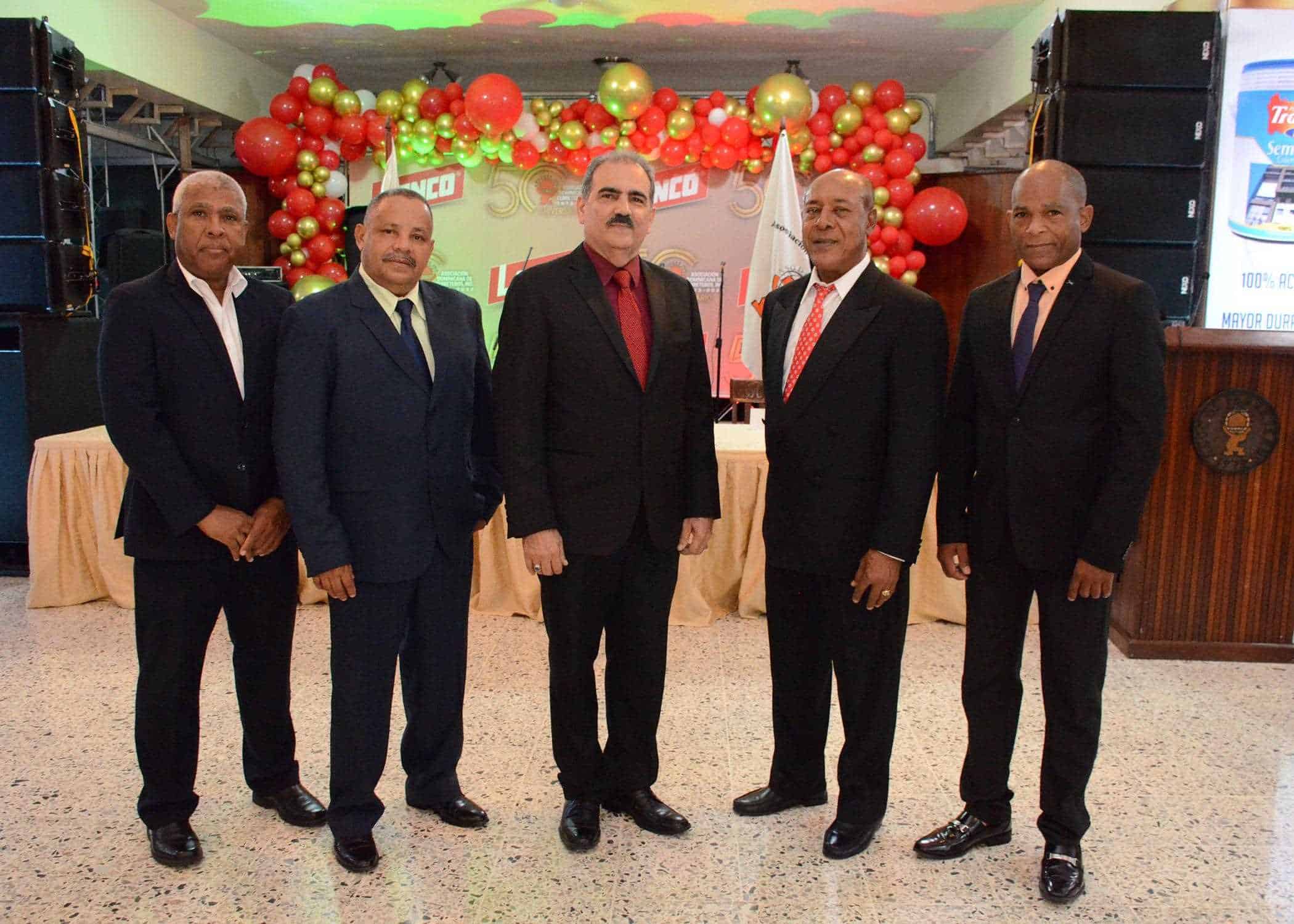 El acto de celebración de los 50 años de ASODEFE fue encabezada por el presidente de la entidad, Arturo Espinal, en compañía de los directivos José Fernández, Bolívar Mejía, Constantino Ramírez y Milton de León. 